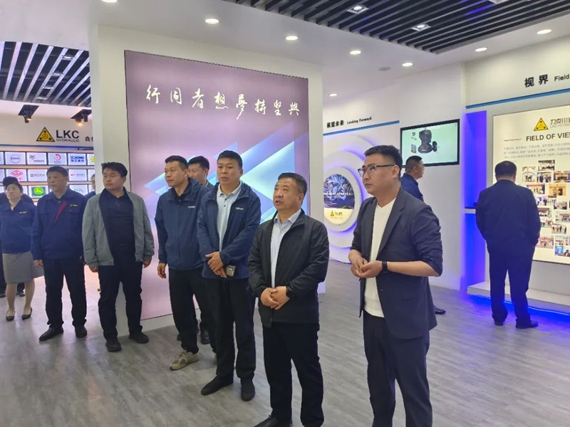 禹城領(lǐng)導(dǎo)蒞臨青島力克川參觀指導(dǎo)3.jpg 禹城領(lǐng)導(dǎo)蒞臨青島力克川參觀指導(dǎo)3.jpg