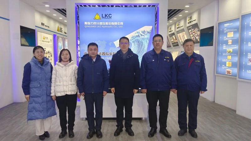 高新區(qū)工委委員、管委副主任張建軍一行蒞臨青島力克川液壓股份有限公司調(diào)研指導(dǎo)1.jpg