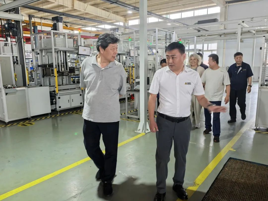 1750403002290721.jpg 中國(guó)液壓氣動(dòng)密封件工業(yè)協(xié)會(huì)理事長(zhǎng)杜旭東一行蒞臨我公司參觀指導(dǎo)2.jpg